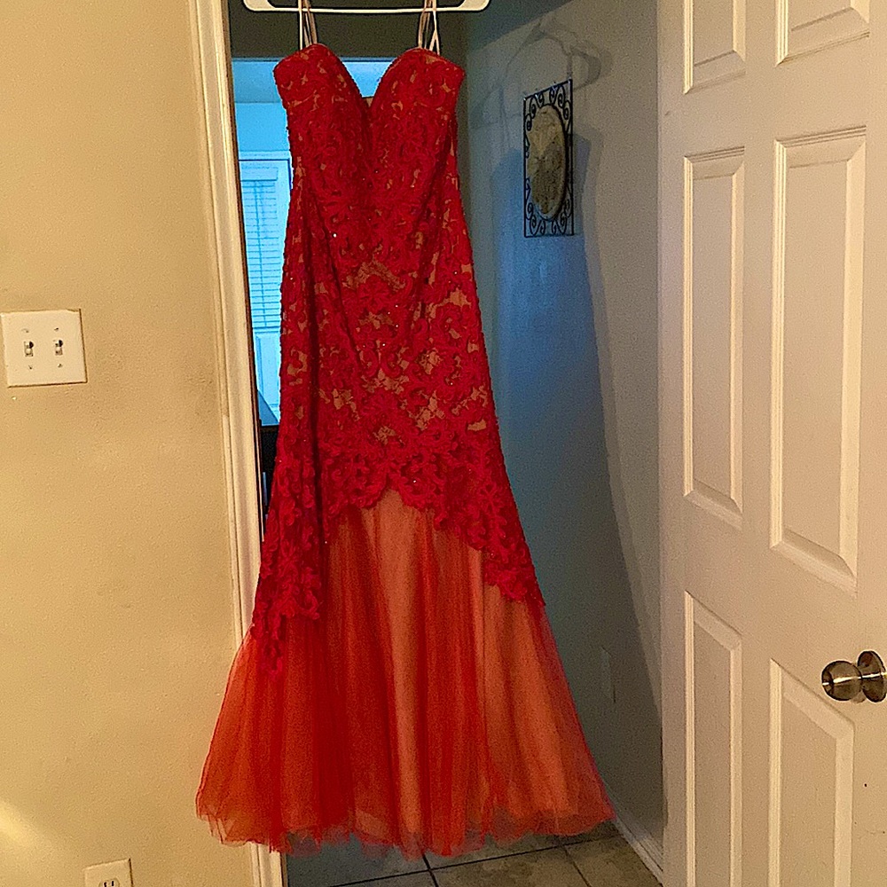 Selling this Beautiful red strapless gown. In size XL 10-12.